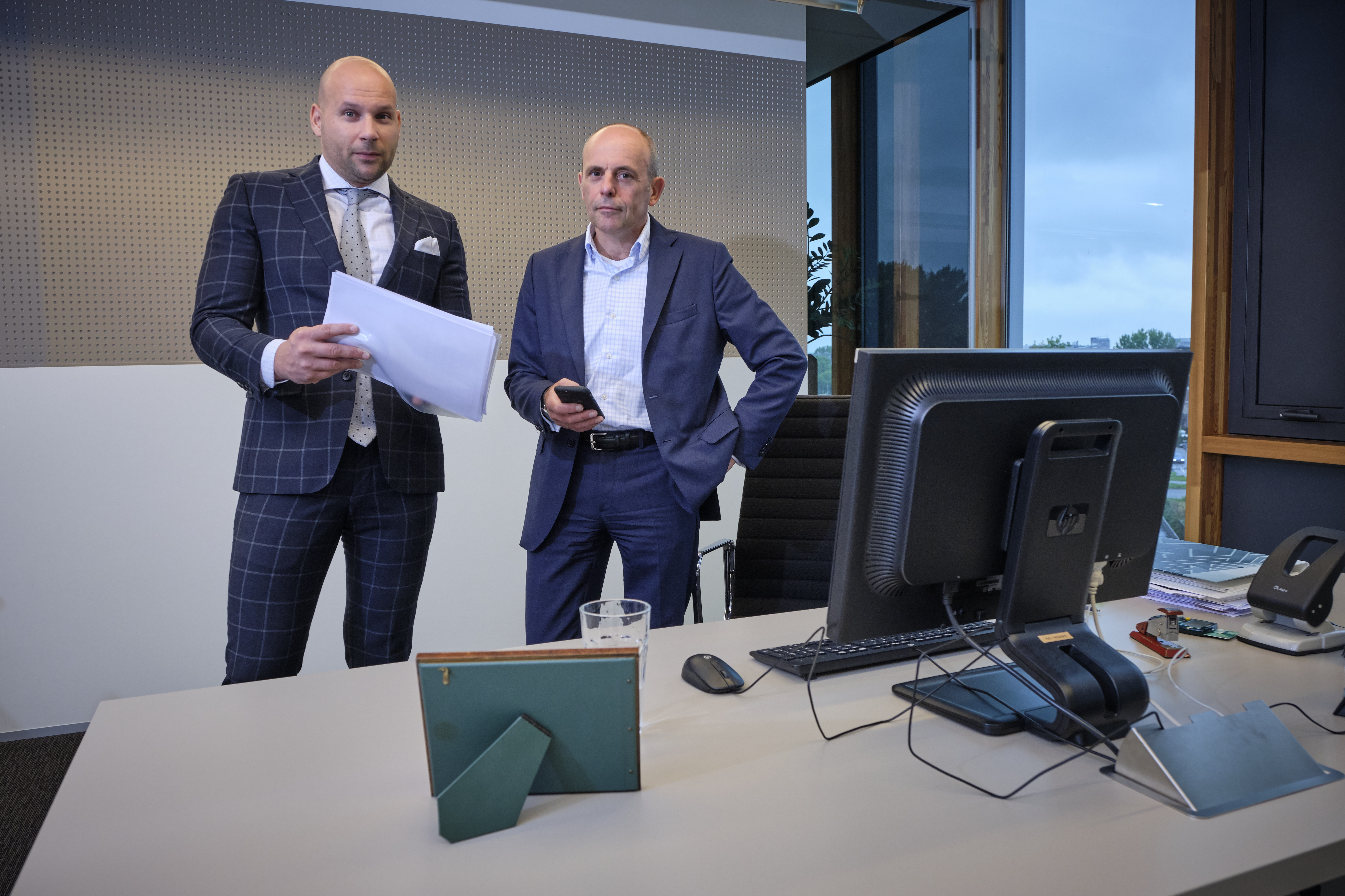 Imke Swierstra (links) als projectmanager Zakelijk verbonden aan Woningborg en Leendert Maris directielid van de Woningborg Groep
(rechts).
