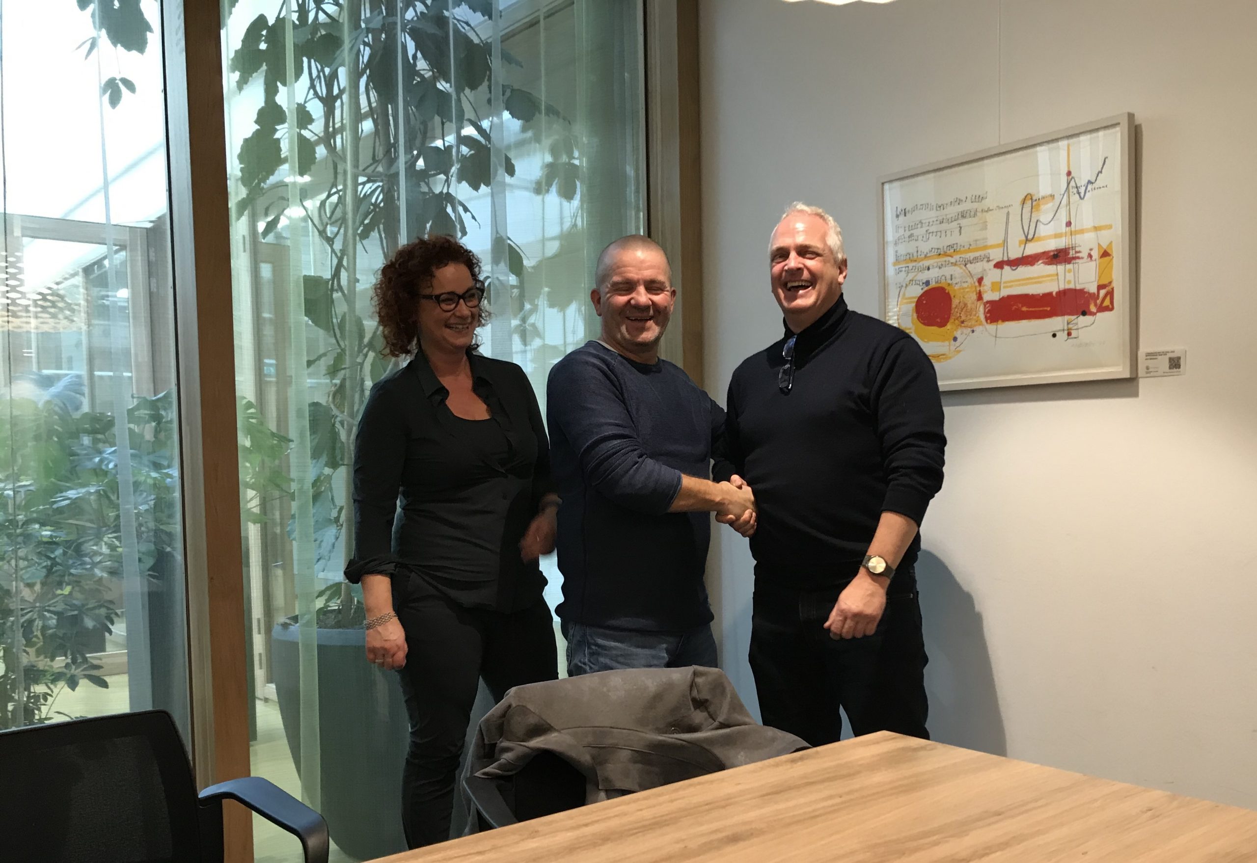 Max Rijcken en Ester Wagner namens Hoek Klijn Verhuur met wethouder Nanne van
Dellen van de gemeente Zevenaar.