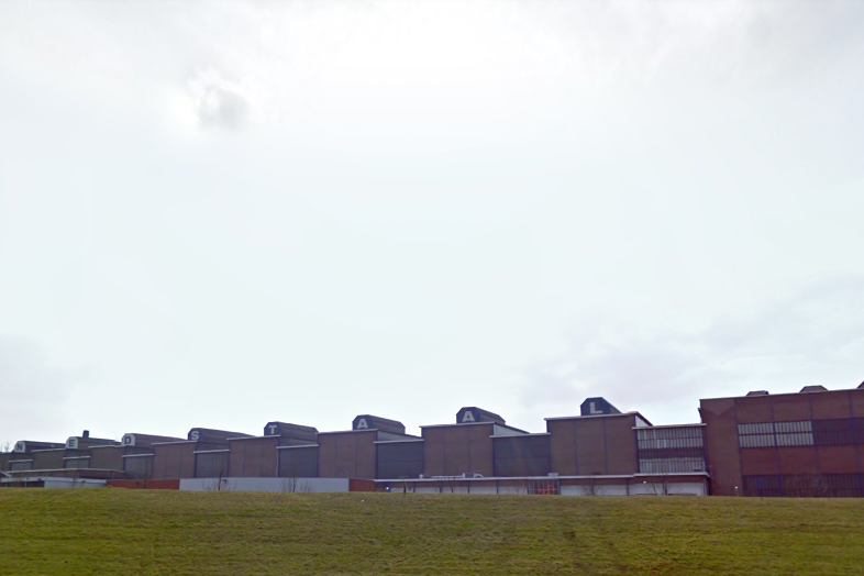 Het inmiddels al deels gesloopte hoofdgebouw van Nedstaal in Alblasserdam 