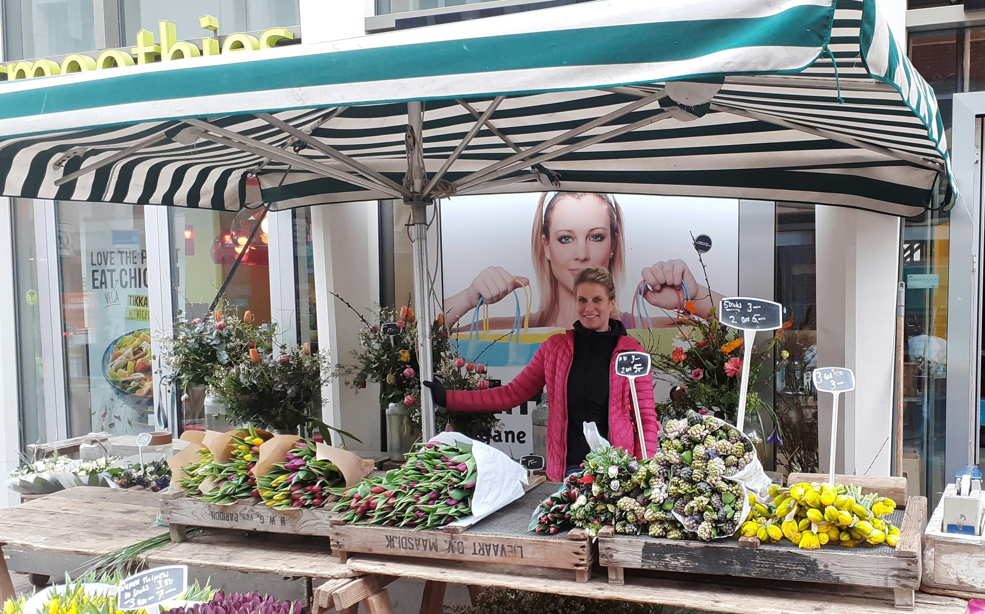 De tijdelijke bloemenwinkel van Erica Kandel aan het Achterom in Dordrecht