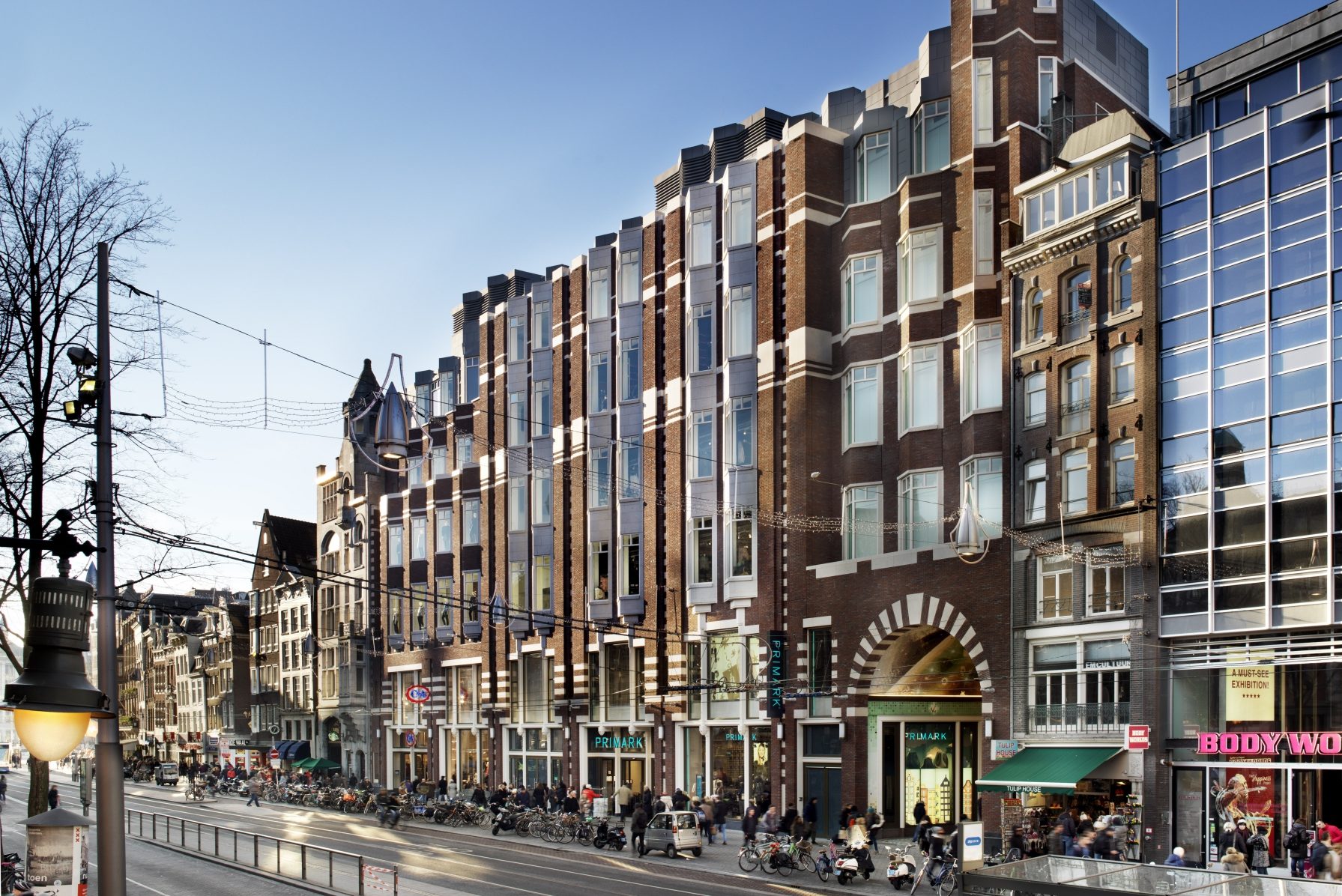 Nowadays op het Damrak in Amsterdam, een belegging van Bouwinvest