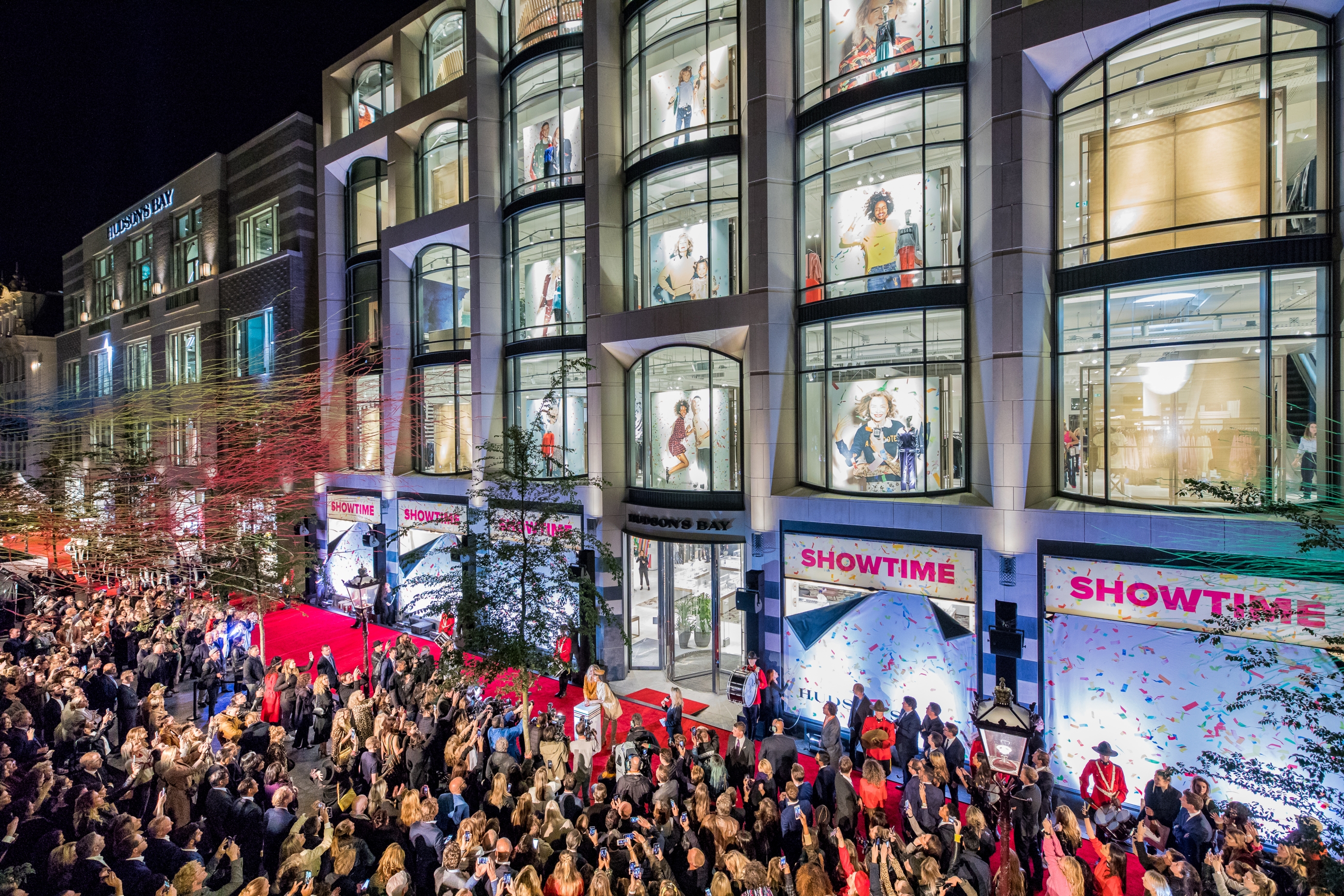 Opening van Hudson's Bay aan het Rokin in Amsterdam. Het pand heeft minder dan tweeëneenhalf jaar de functie warenhuis gehad.
