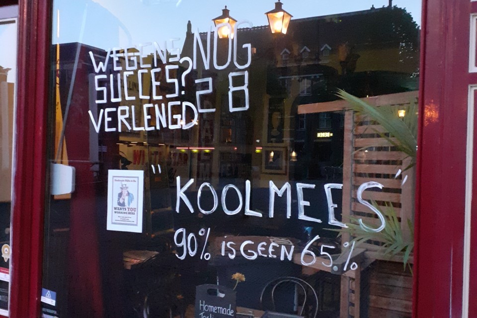 Tijdens de eerste lockdown was er al sprake van serieuze onvrede bij horeca-ondernemers, zoals hier bij deze café-houder in Dordrecht. 