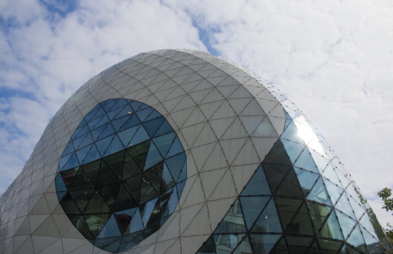 Het futuristische kunstwerk The Blob geeft toegang tot winkelcentrum de Admirant in hartje Eindhoven