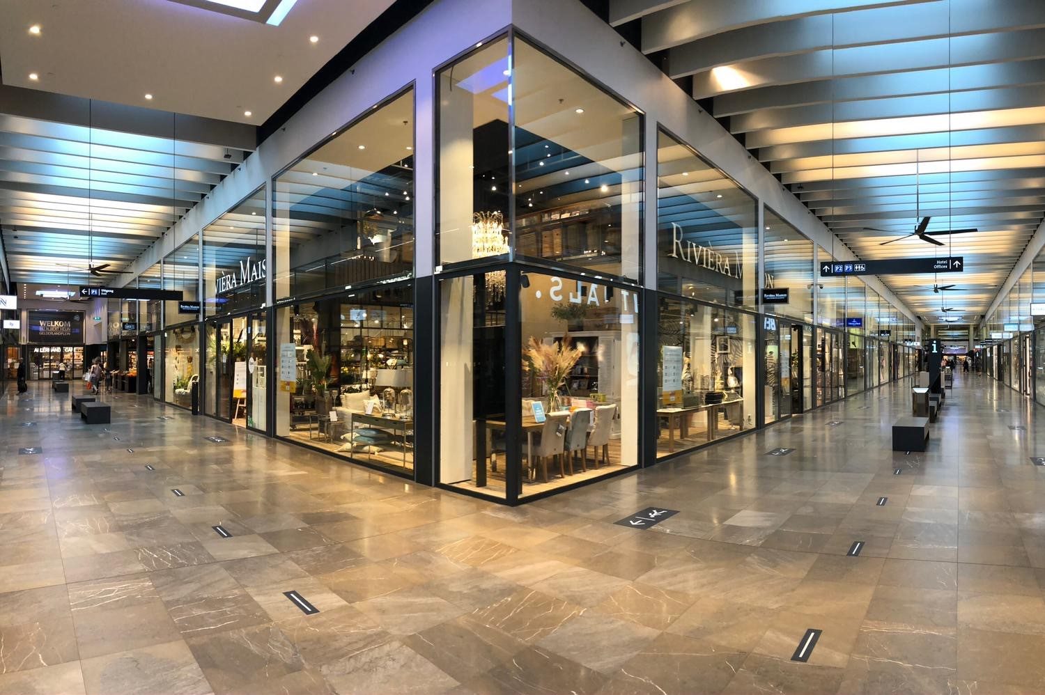 In alle gangpaden van winkelcentra van Kroonenberg Groep zijn looproutes in twee richtingen mogelijk. Foto: Gelderlandplein in Amsterdam.