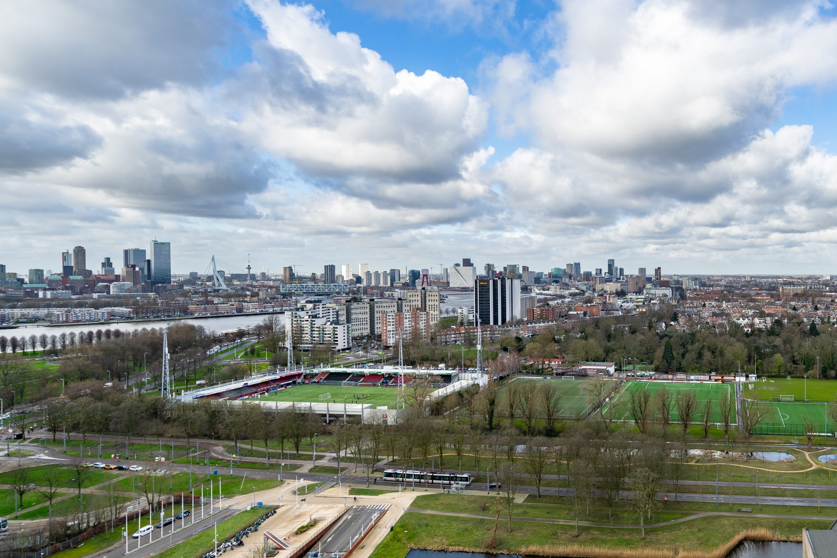 Het stadion van Excelsior in met op de achtergrond de skyline van Rotterdam.