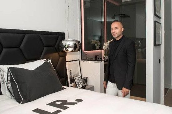 Oud-voetballer Demy de Zeeuw in de door hem ingerichte modelwoning