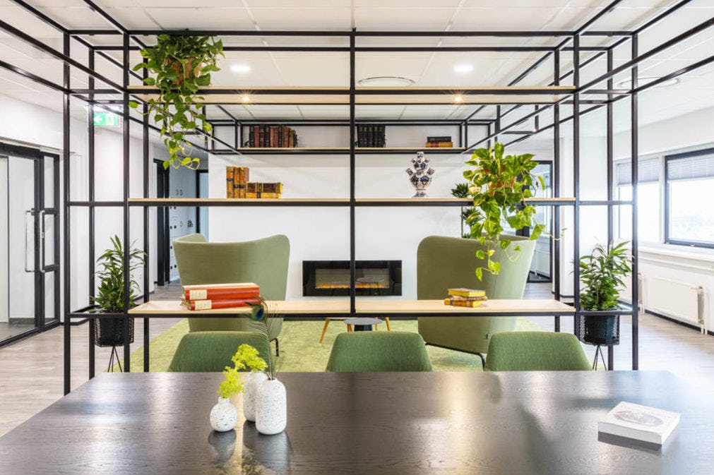 Drees & Sommer verzorgde het werkplekconcept en interieurontwerp van het hoofdkantoor van de Sdu. Insteek: het stimuleren van een nieuwe manier van (samen)werken.