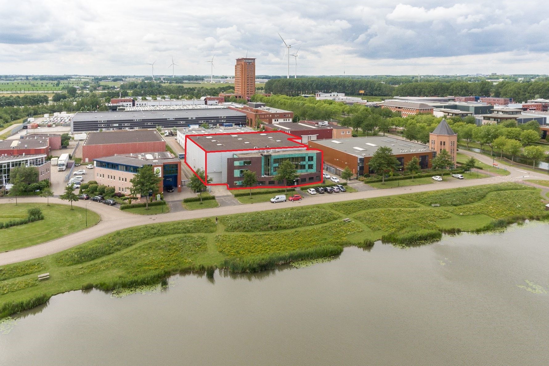 Sagax  timmert flink aan de weg in Nederland.