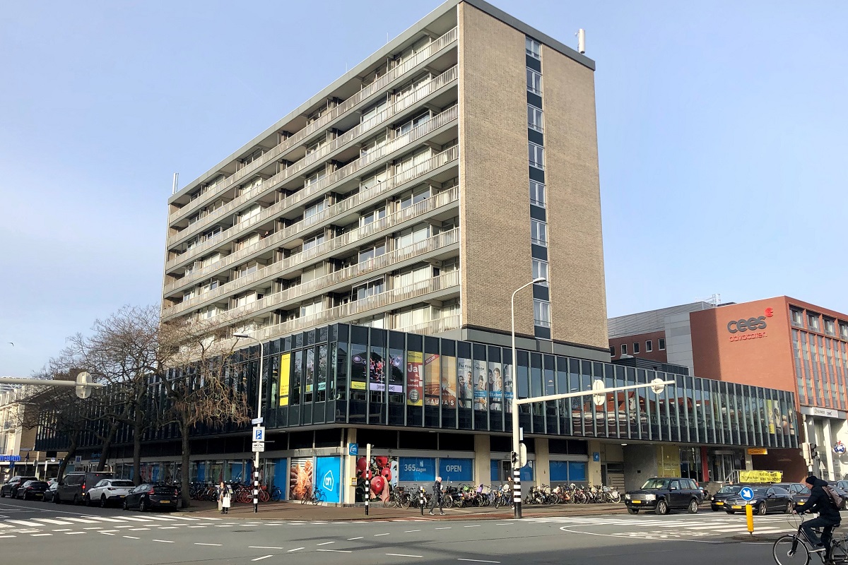 De Albert Heijn in Den Haag aan de Theresiastraat/Laan van Nieuw Oost-Indië.