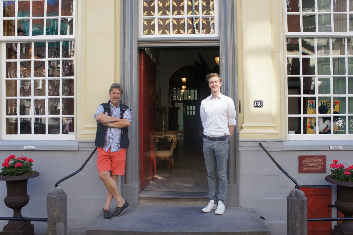 Vastgoedbelegger Bert Degenaar (l) runt nu zelf hotel Beijers in de Utrechtse binnenstad en heeft de 25-jarige Sven van Wijnbergen aangesteld als manager