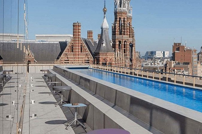 Het W hotel met zwembad op het dakterras