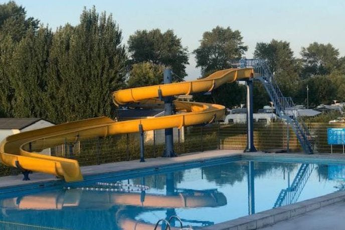 De glijbaan van het zwembad was ook te koop