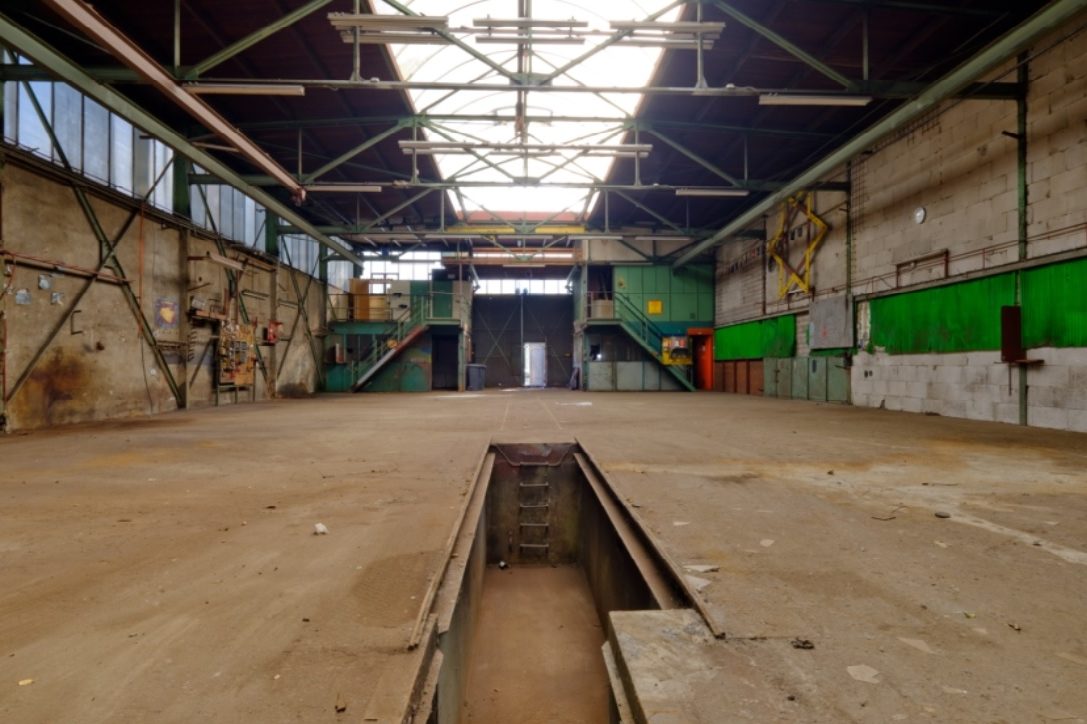 Eén van de loodsen van de voormalige scheepswerf.