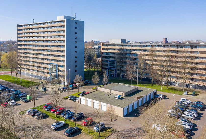Een cluster garageboxen bij een flat van Elkien in Leeuwarden