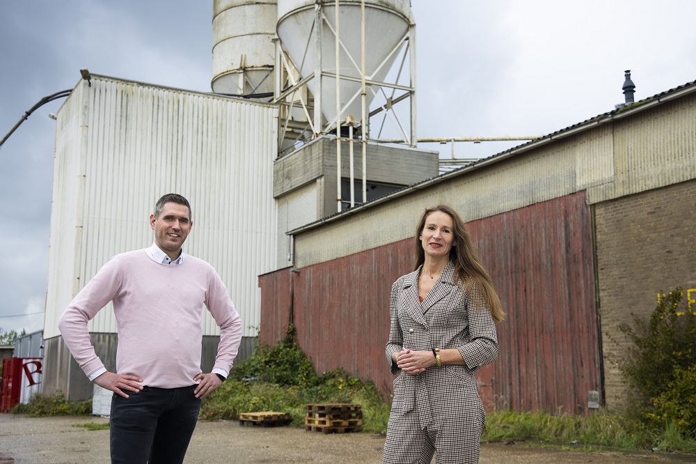 Commercieel directeur Frank van Dijk van de ABB Bouwgroep en wethouder Fleur Spijker van duurzame verstedelijking op het Werninkterrein. Foto door Barbra Verbij.