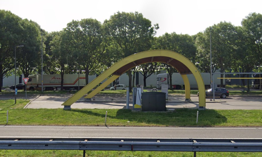 Het snellaadstation van Fastned aan de A27 bij Meerkerk. Foto: Google Maps