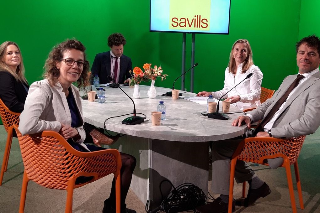 Rianne Appel-Meulenbroek (Technische Universiteit Eindhoven), daarnaast (links) Saskia Bekkers (T-mobile), Peter Hanff (Vastgoedmarkt) Ellen Waals (Savills) en Maarten de Gruyter (Boelens de Gruyter).
