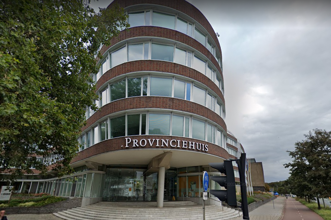 Het provinciehuis aan het Zuid-Hollandplein 1 in Den Haag. Begin september gaf Commissaris der Koning Jaap Smit het startsein tot renovatie van het pand. Foto: Google Maps