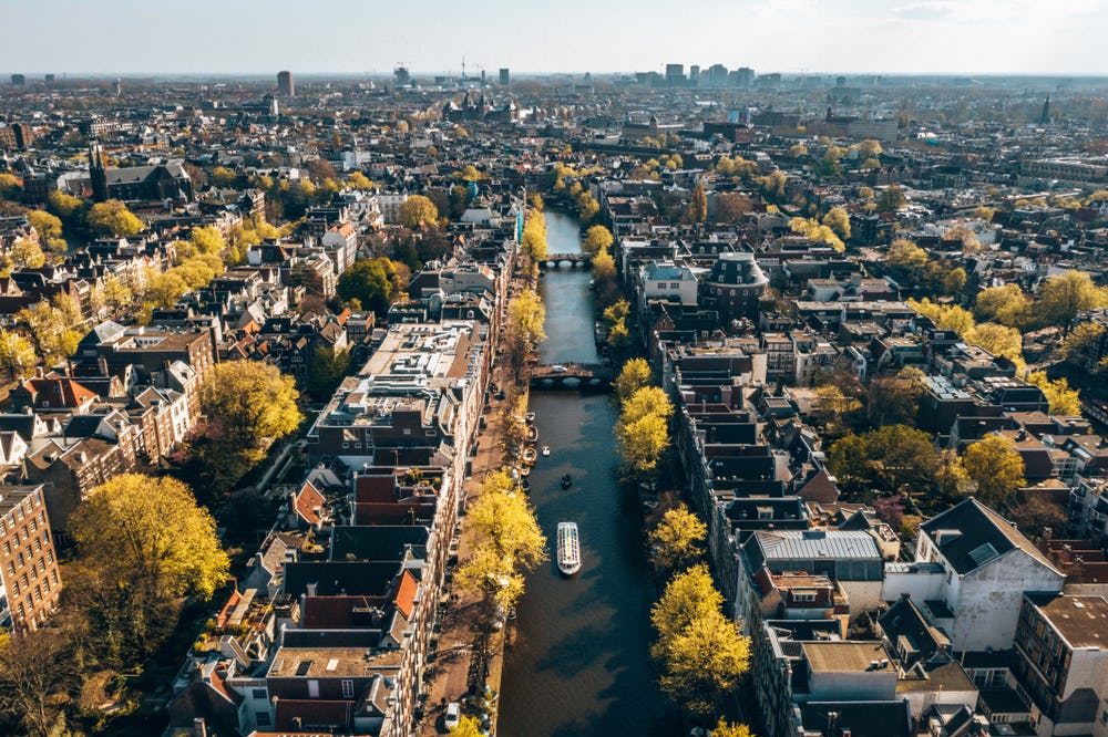 Eigen vastgoedfonds bevrijdt binnenstad van 'Amsterdamse winkelbeleggers'
