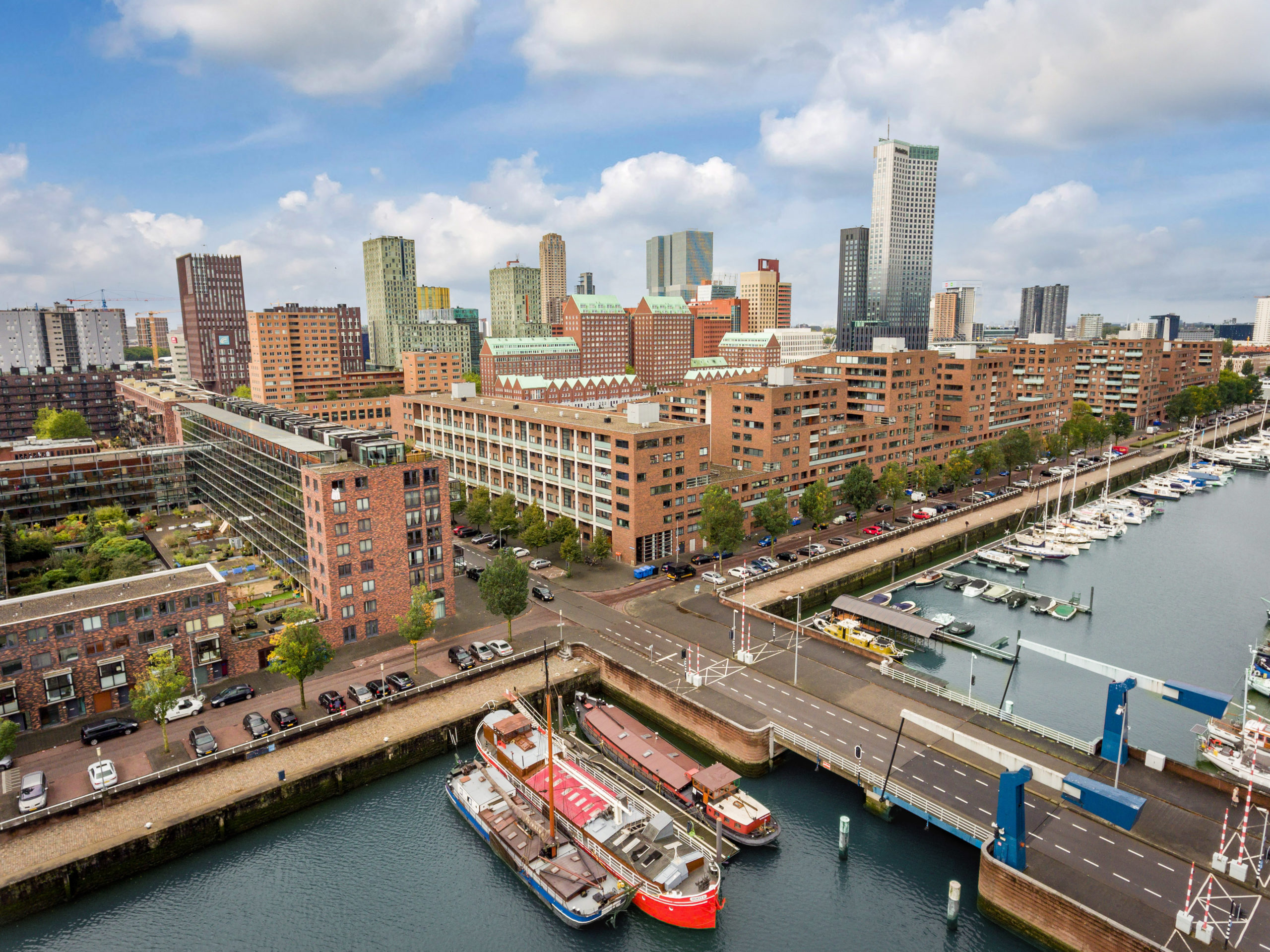 Het complex aan de Lodewijk Pincoffsweg (midden).  