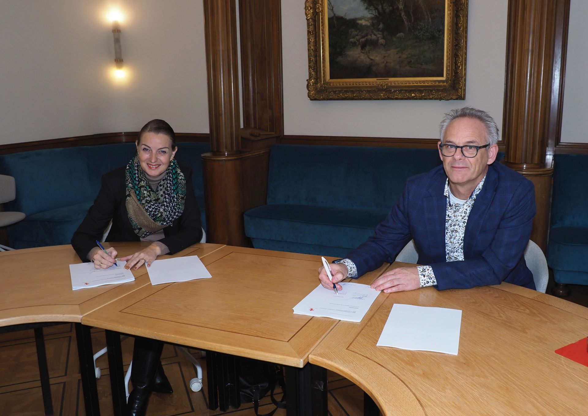 Op dinsdag 22 december ondertekenden wethouder Ivana Somers-Gardenier van de gemeente Vlaardingen en Jan Dekker, directeur bij ABB Bouwgroep, een anterieure overeenkomst voor de nieuwbouwontwikkeling Floreskwartier