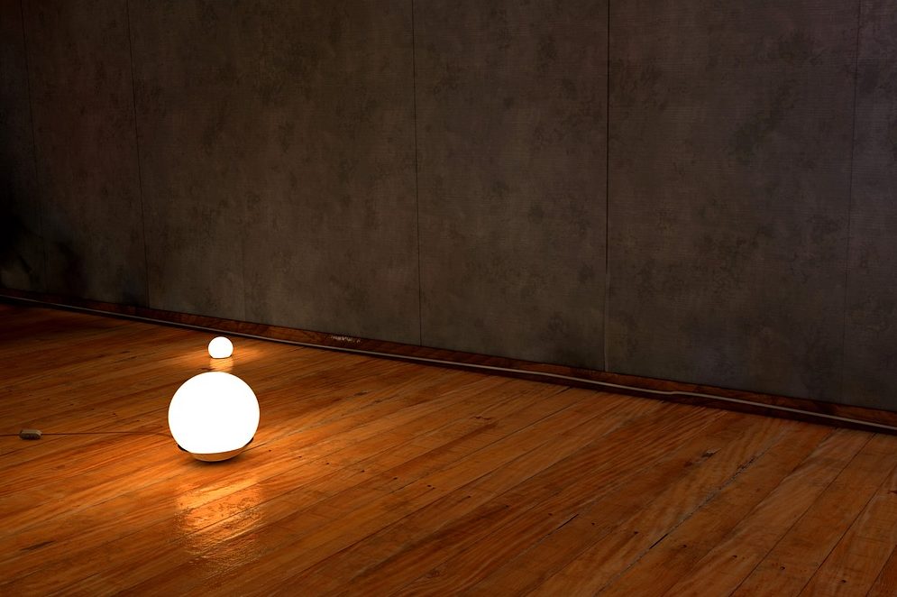 Verlichting en aankleding van de (betonnen) vloer worden in Nederland tot het meubilair gerekend. 