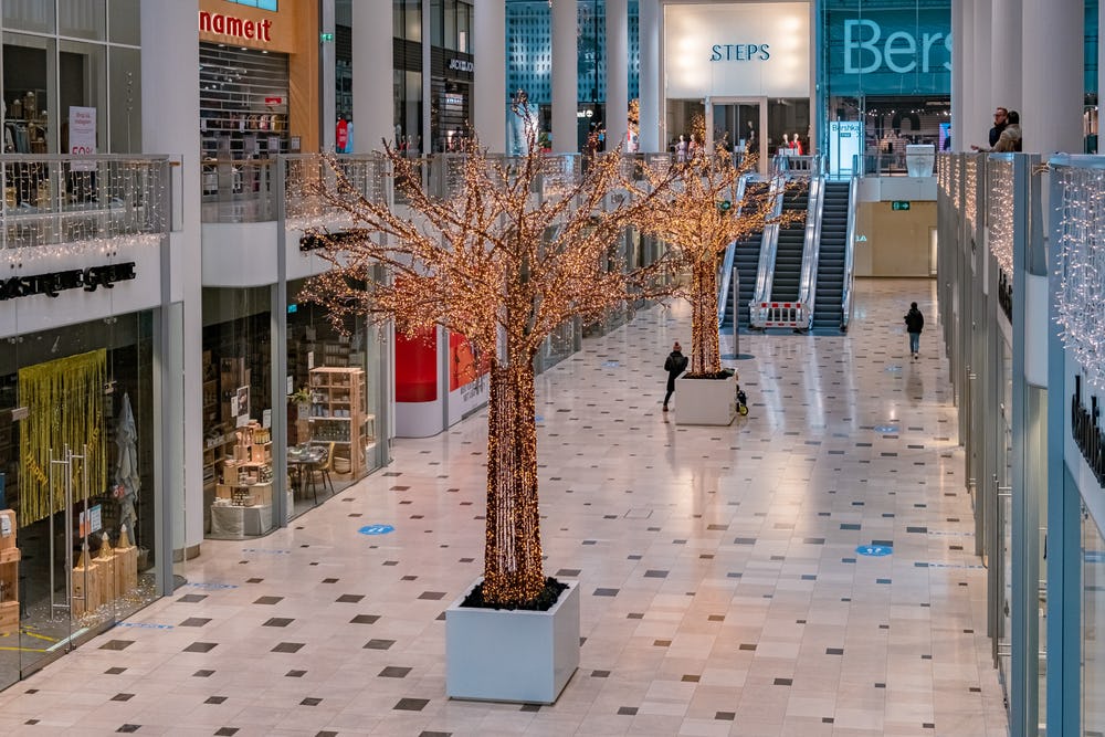 De vrees voor nieuwe lockdowns doet de koersen van winkelvastgoedfondsen geen goed.