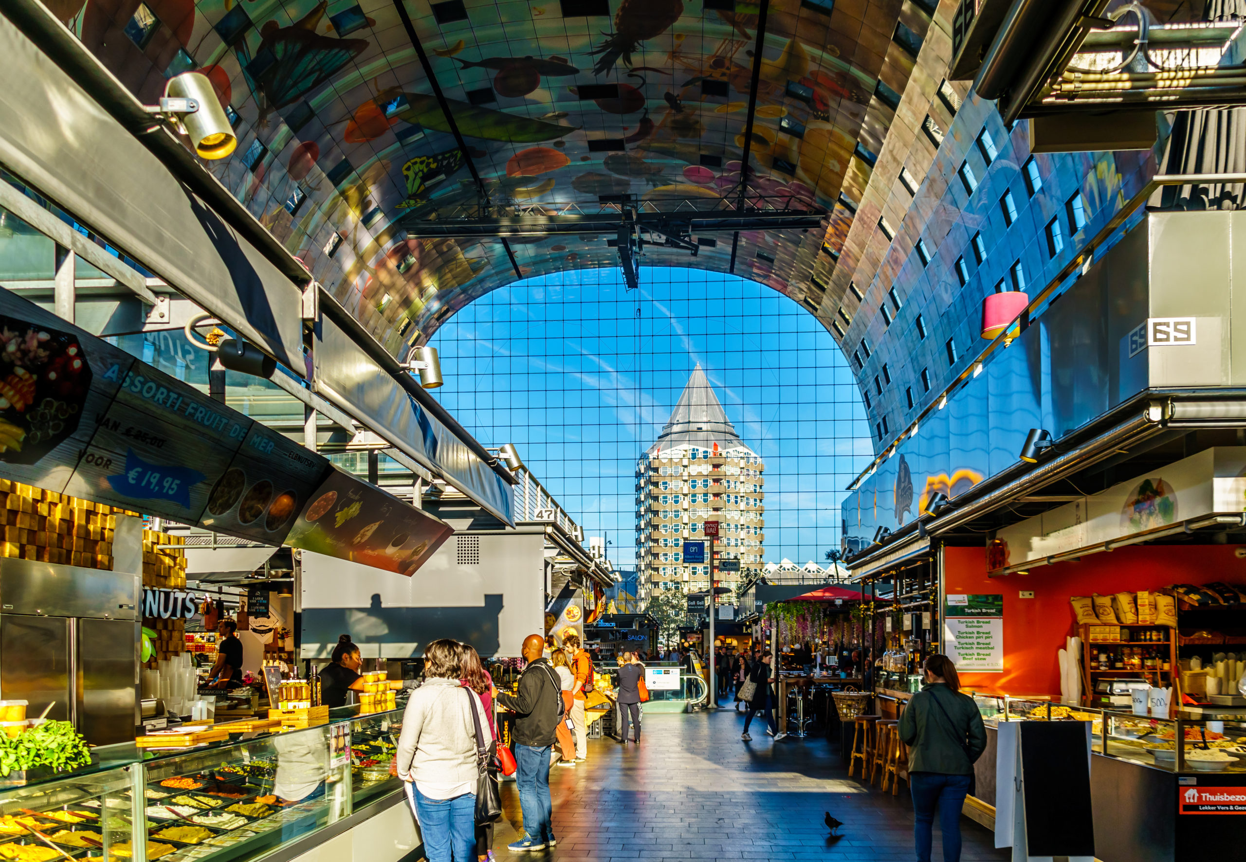 De Markthal in Rotterdam herbergt verschillende functies met winkels, restaurants en woningen op één locatie