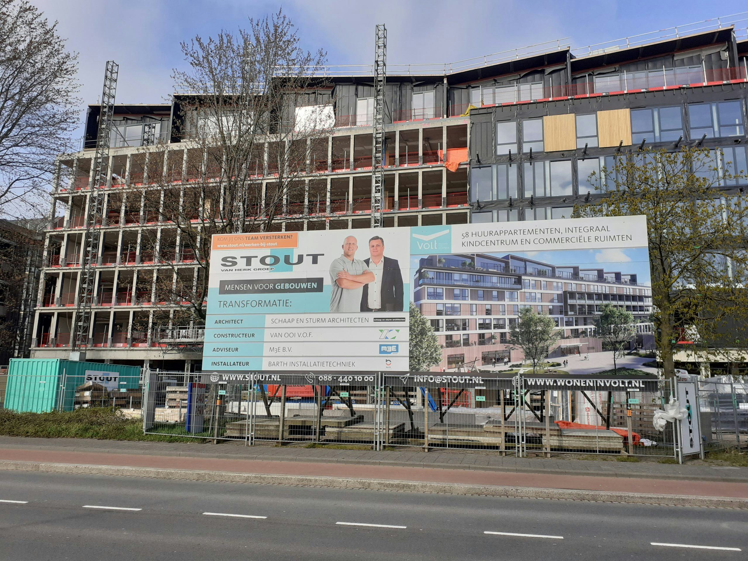 De transformatie van een voormalig kantoorgbouw aan de Noordendijk in Dordecht tot 58 middenhuurwoningen met daaronder een basisschool en kinderdagverblijf. 