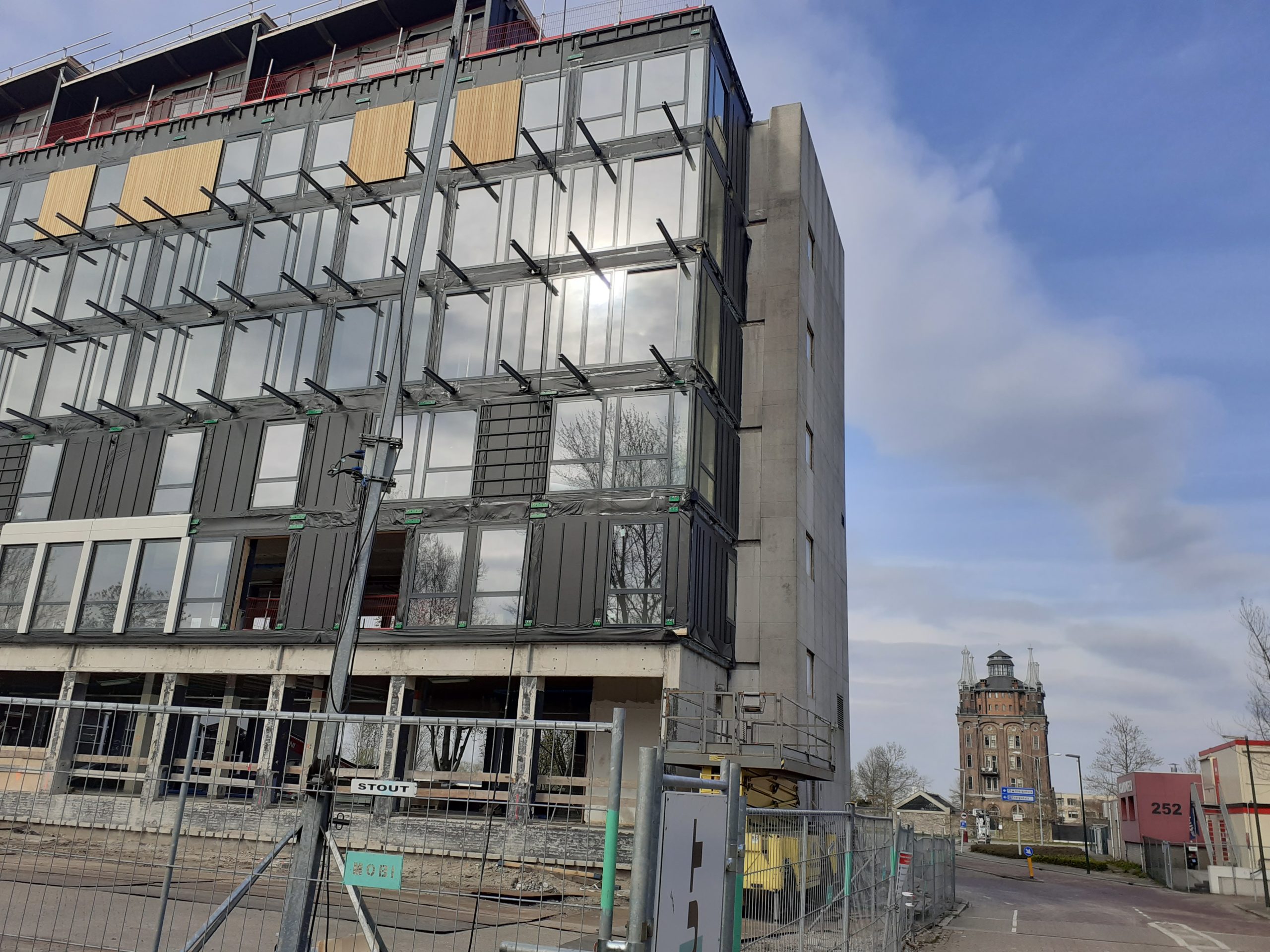 De transformatie van het voormalige kantoorgebouw aan de Noordendijk in Dordrecht. Op de achtergrond hotel Villa Augustus