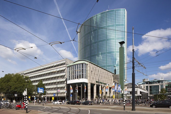 Het World Trade Centrum in Rotterdam, gezien vanaf de Coolsingel