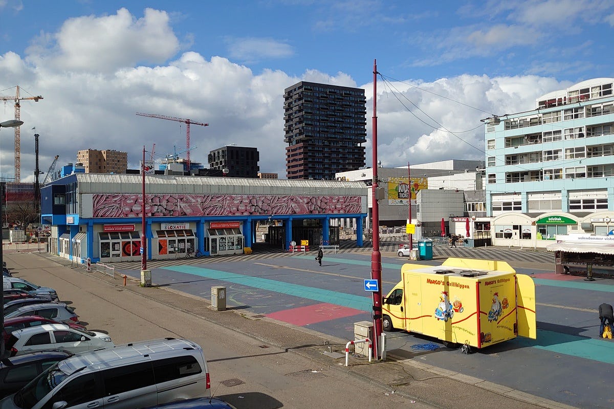 Winkelcentrum Boven ‘t Y heeft zijn beste tijd gehad. Zeker aan de westkant van het winkelcentrum heerst een trieste leegte. Project Hart van Noord moet het Buikslotermeerplein een nieuw elan geven.