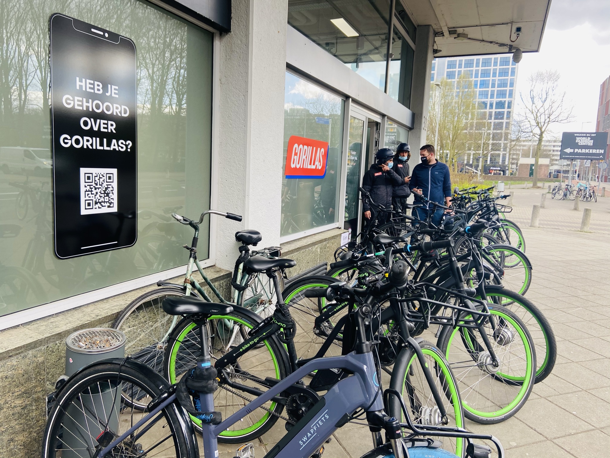 Gorillas in Amsterdam-West. Foto ter illustratie.