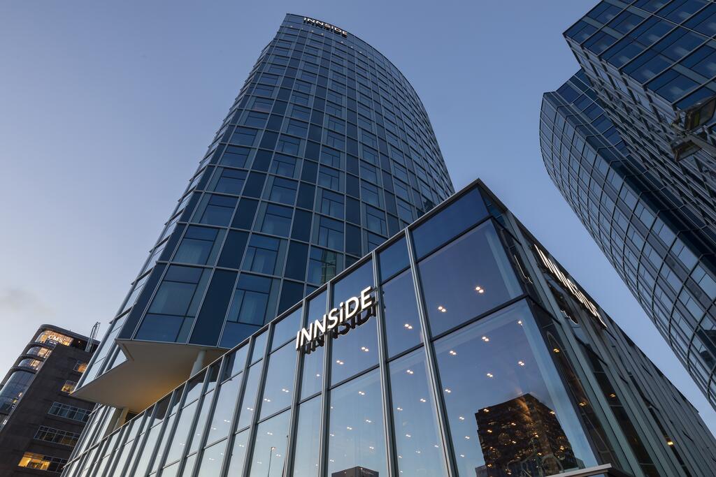 Het oude onderkomen van Akzo Nobel op de Zuidas werd getransformeerd tot hotel. 