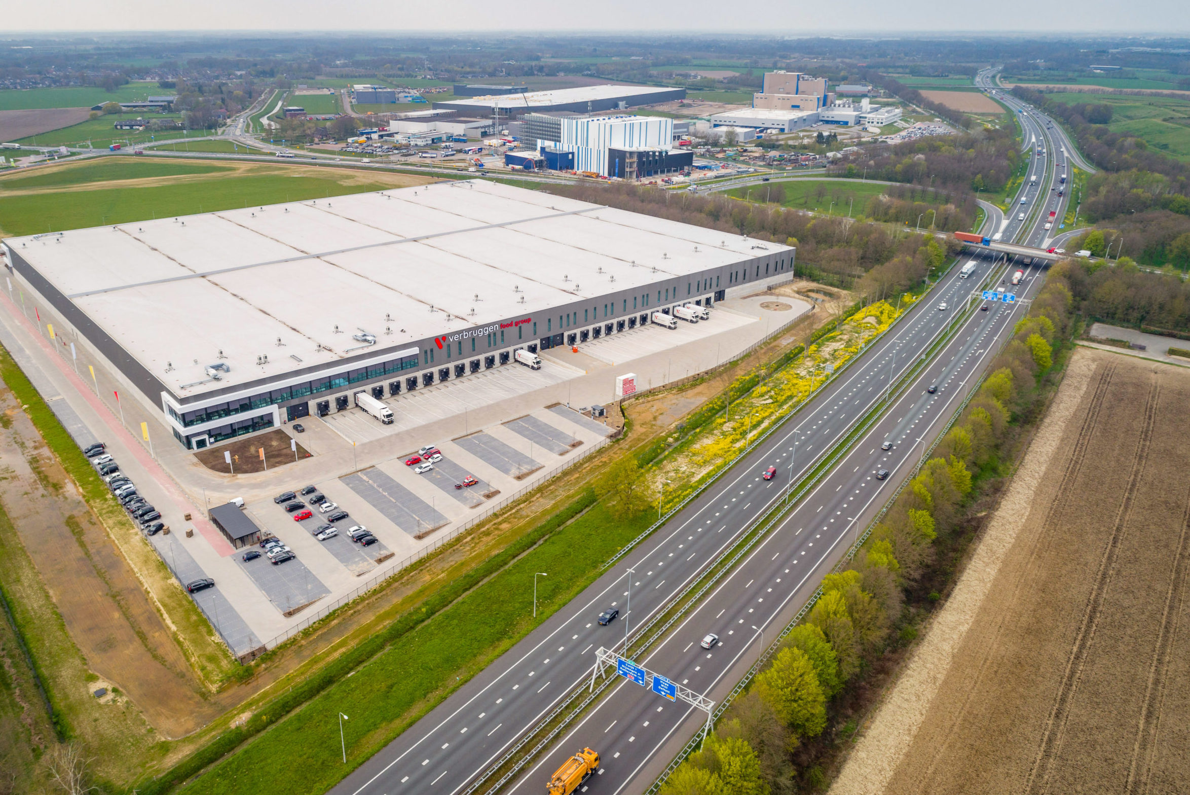 Het dc van ASI in Cuijk-Haps van 62.000 m2 is onlangs opgeleverd en langjarig verhuurd  aan Holland Food Group.
