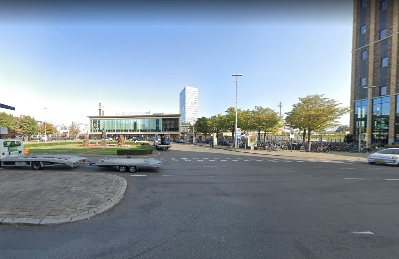 Het huidige Stationsplein in Eindhoven met uiterst links het VVV-paviljoentje en helemaal rechts het Student Hotel. Foto: Google Streetview