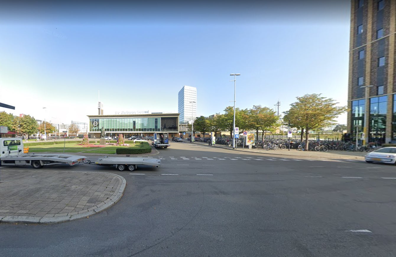 Het huidige Stationsplein in Eindhoven met uiterst links het VVV-paviljoentje en helemaal rechts het Student Hotel.  Foto: Google Streetview