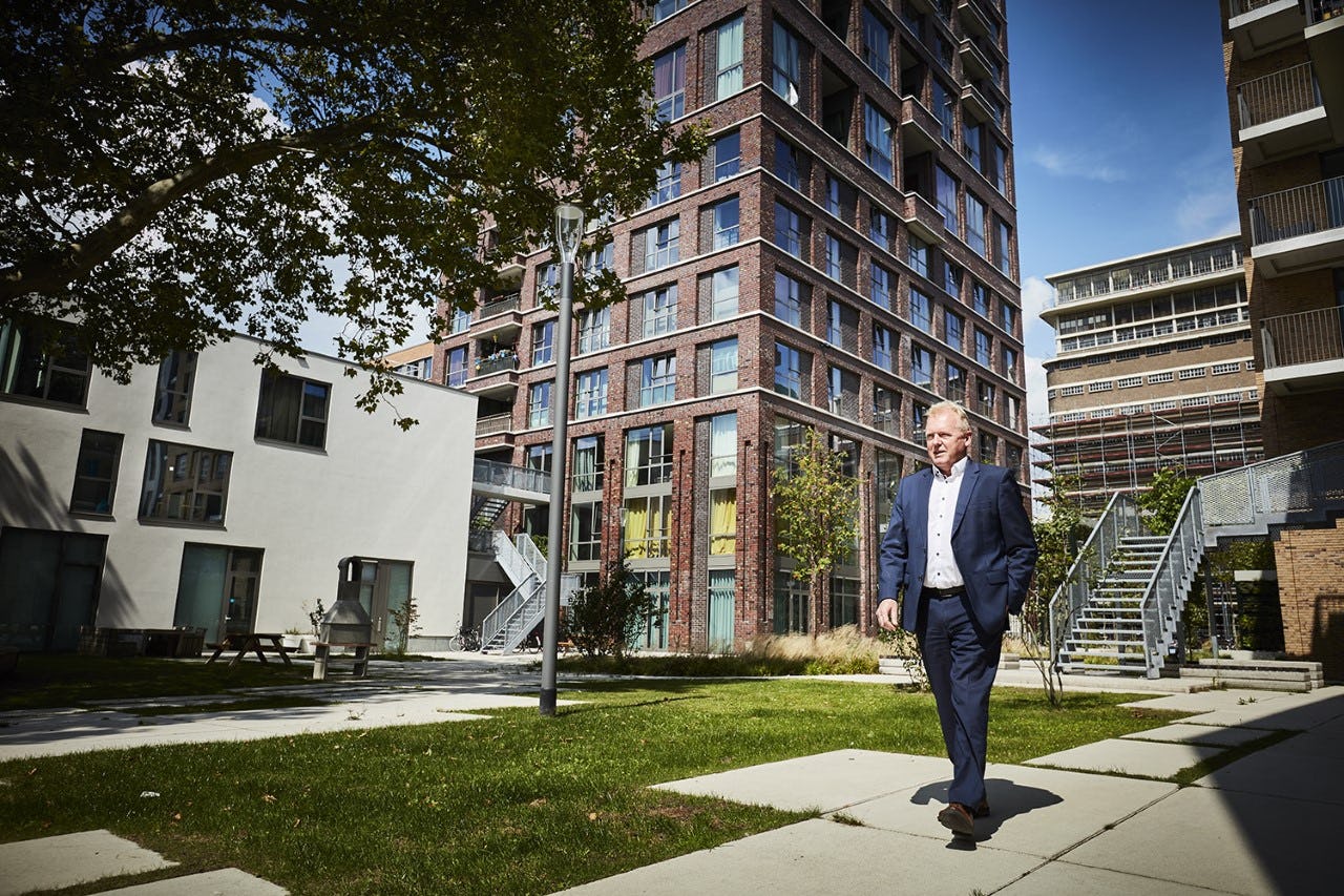 Jos Roijmans in de binnentuin van Space S op Strijp S