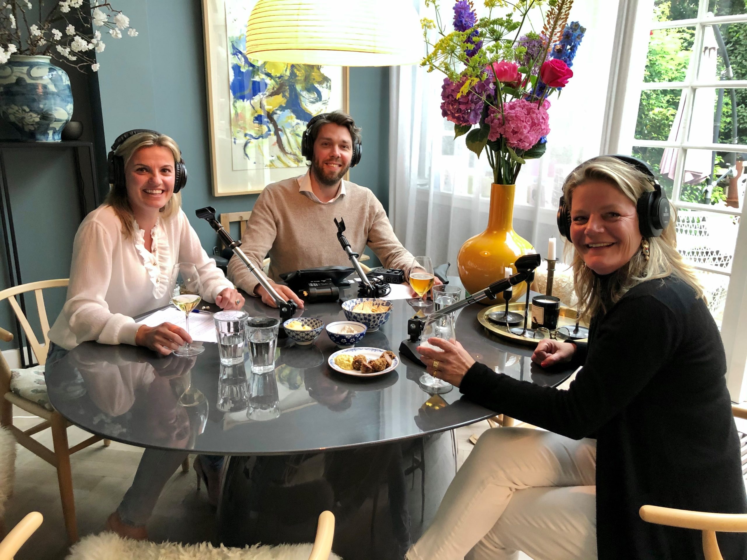 Presentatoren Claudia Heimsensen, Servaas van der Laan in gesprek met Nicole Maarsen in de podcast Vastgoedvrouwen