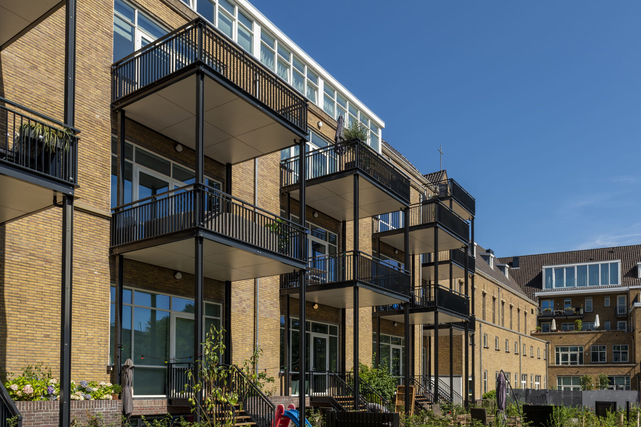 De Rotterdamse School, na de trasformatie van monumentale school naar woningen.