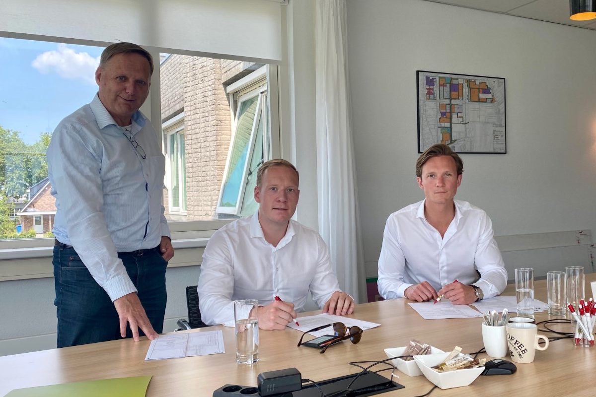 V.l.n.r. Henk Hoogmoed van Green Park Aalsmeer, Huub Remmerswaal en Max van Eck, beide van RVE Vastgoed.