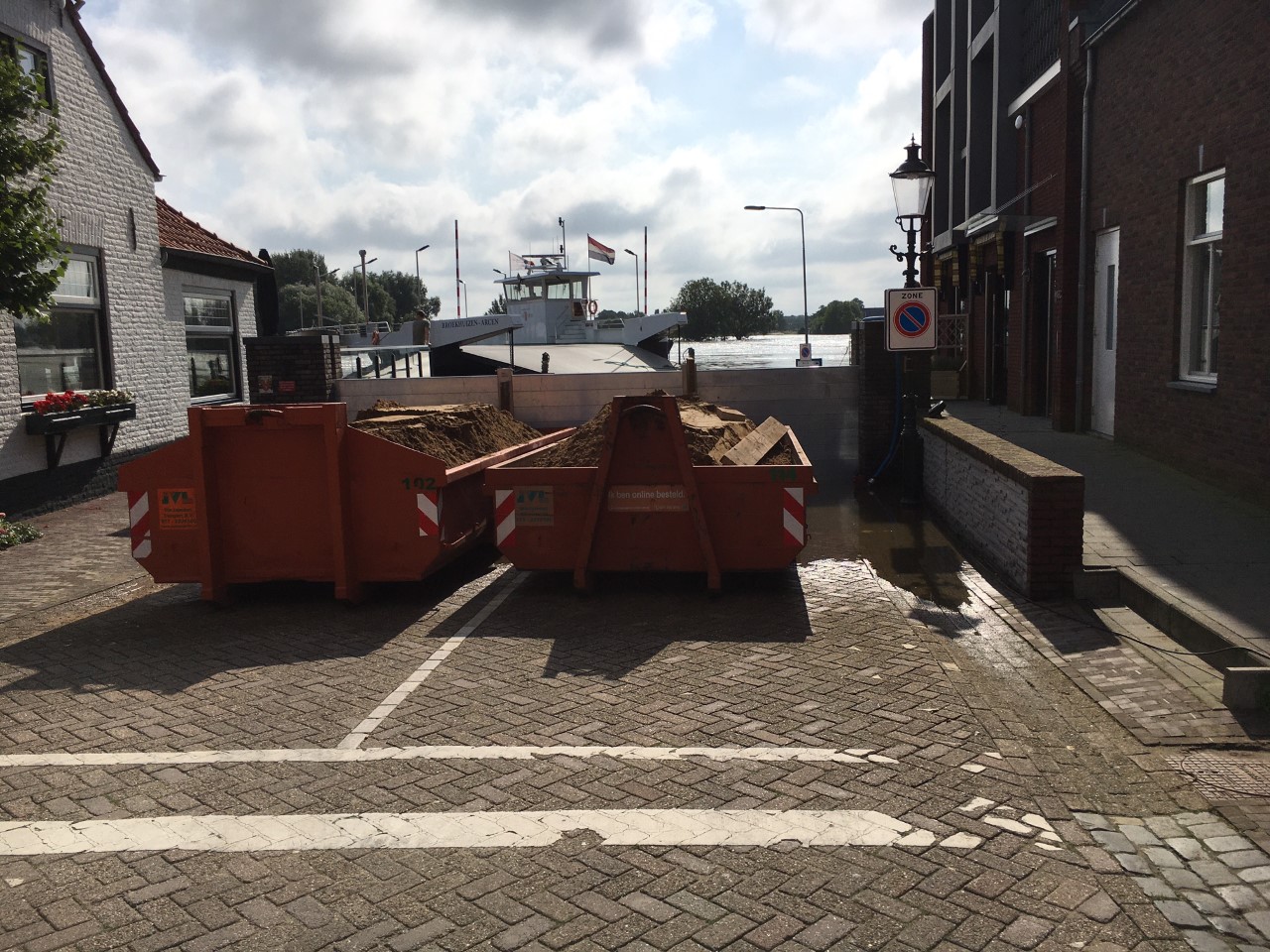 Horecazaken aan de Maas bij een tijdelijke waterkering in Broekhuizen, Noord-Limburg.