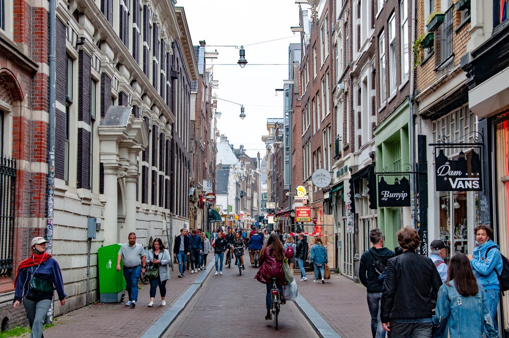 Economie Amsterdam kromp vorig jaar meer dan in rest van het land