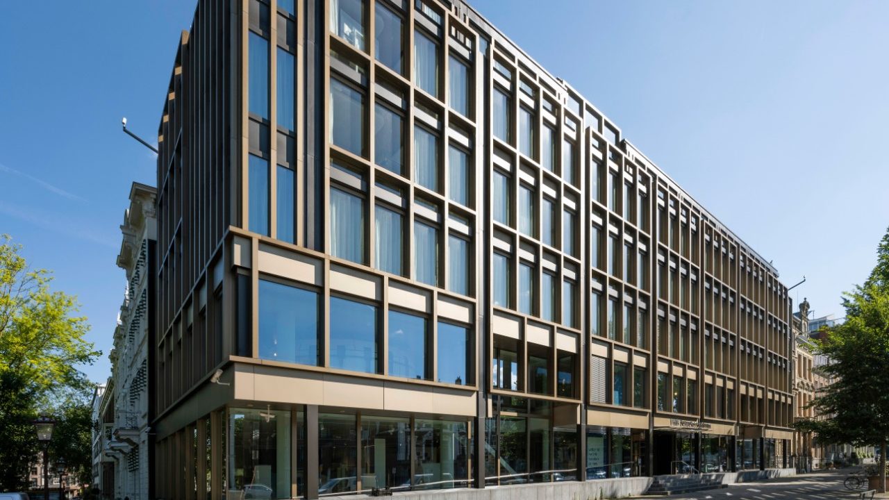 Het voormalige bezoekerscenrtum van de Nederlandsche Bank aan de Sarphatistraat 1 in Amsterdam