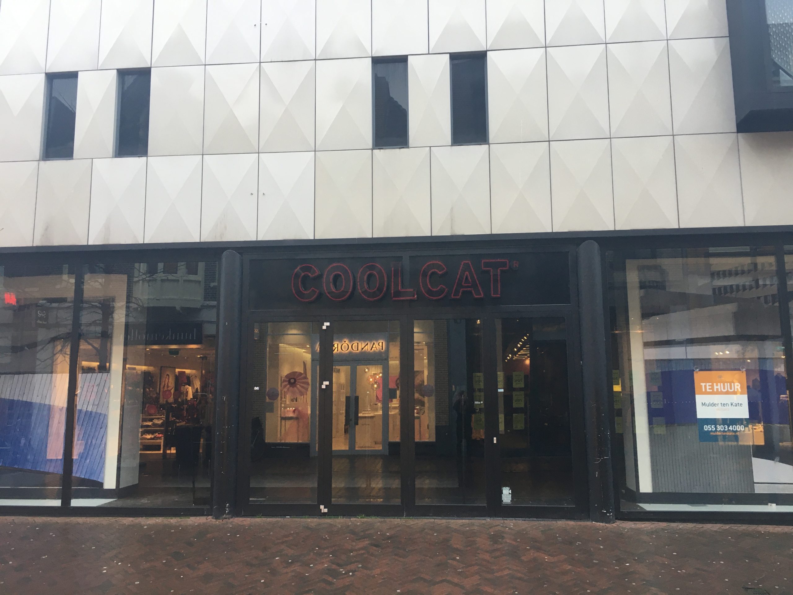 Het voormalige pand van Coolcat aan de Hoofdstraat 93-95 in Apeldoorn.