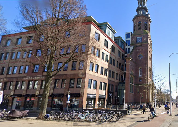 Het voormalige pand van het KIT dat is omgekat tot woningen. Foto: Google Streetview