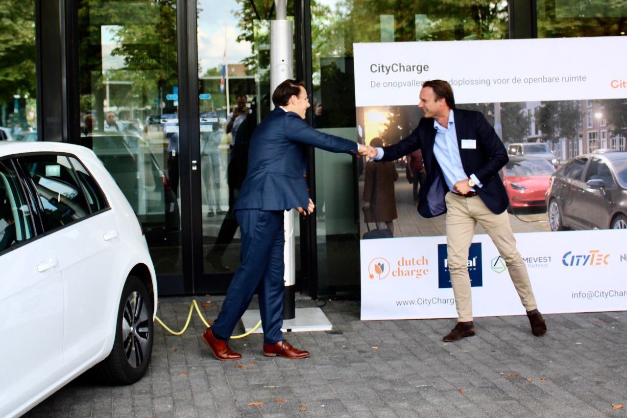 Smart City: Renkum plaatst als eerste gemeente slimme lantaarnpalen met laadpunt