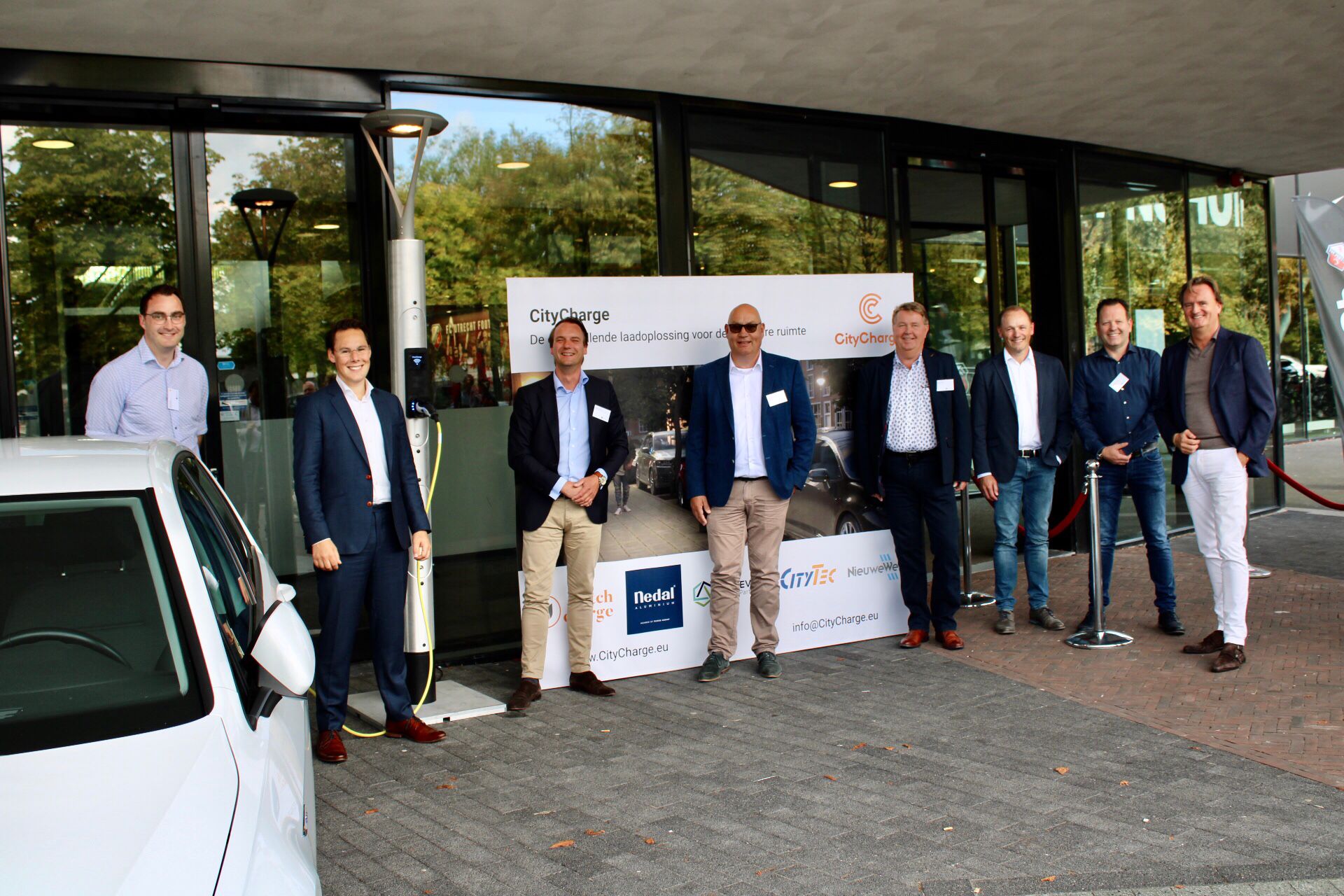 Smart City: gemeente Renkum introduceert slimme lantaarnpalen met laadpunt