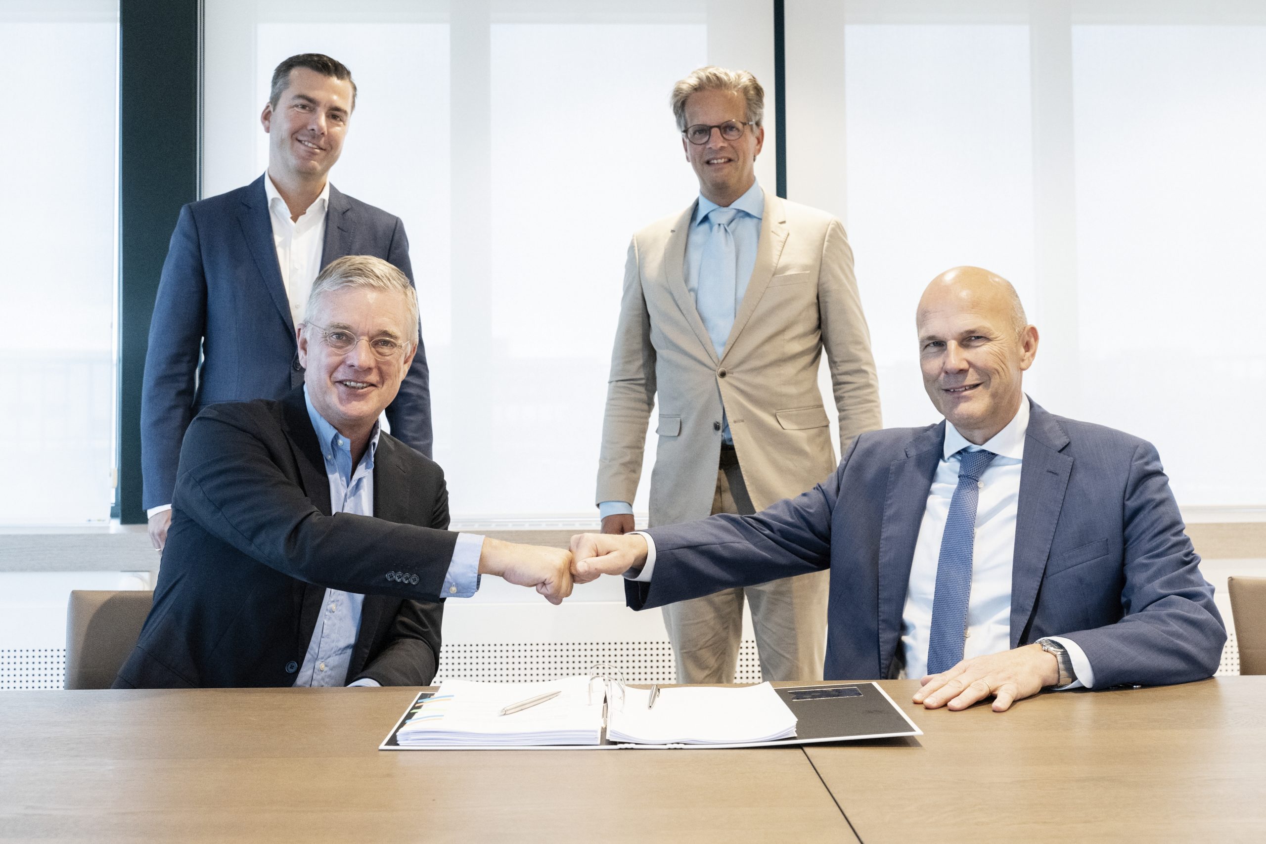 V.l.n.r. Eugene Grüter (ceo Sweco) & Pieter van der Heijde (ceo BSP) 
Met daarachter Martin van der Heijden (cfo Sweco) & Toine Hooft (MT-lid BSP)